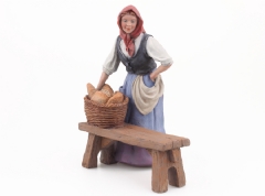 Mujer con cesta de pan en el banco 15 cm.