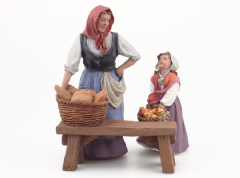 Mujer con cesta de pan en el banco 15 cm.