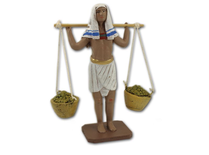 Egipcio con cestos de aceitunas