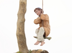 Niño columpiándose 20 cm.
