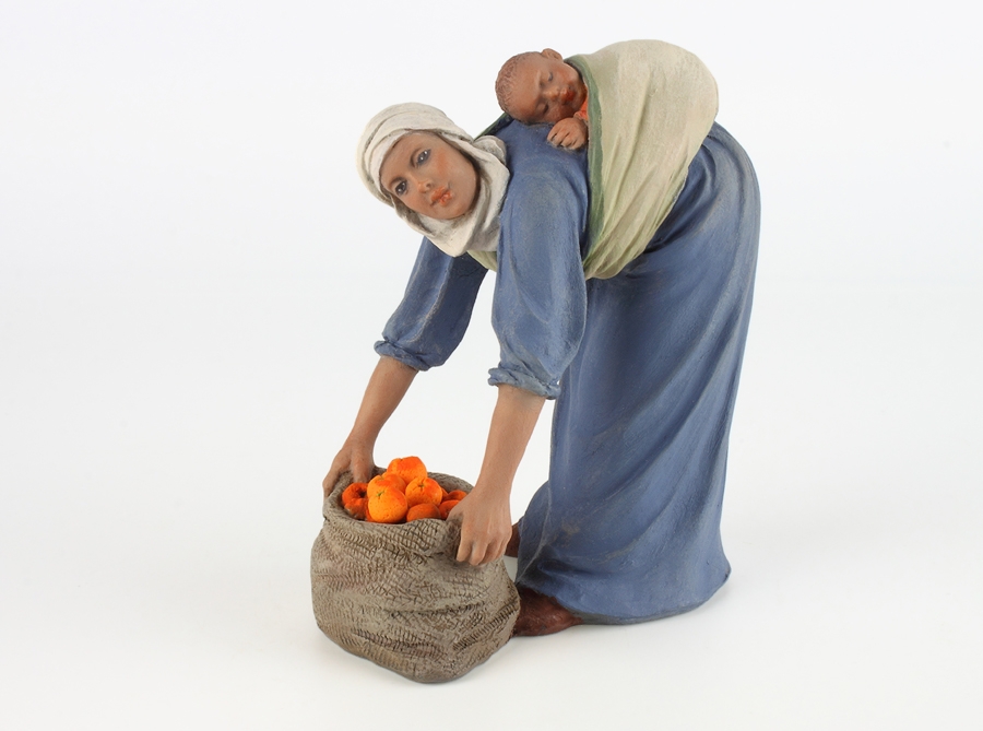 Mujer con niño y saco de naranjas 15 cm.