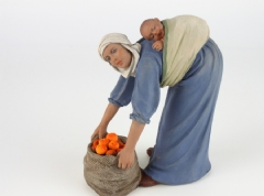 Mujer con niño y saco de naranjas 15 cm.