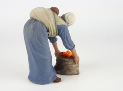 Mujer con niño y saco de naranjas 15 cm.