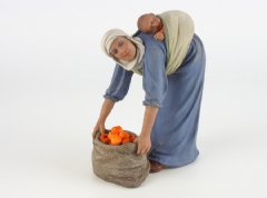 Mujer con niño y saco de naranjas 15 cm.