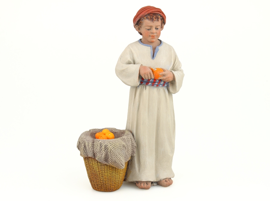 Niño pelando naranjas 17 cm.