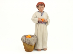Ver Ficha de Niño pelando naranjas 17 cm.