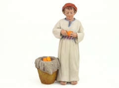Niño pelando naranjas 17 cm.